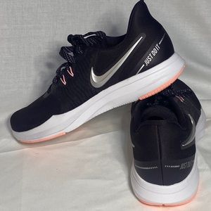 Size 9 Nike tennis shoe